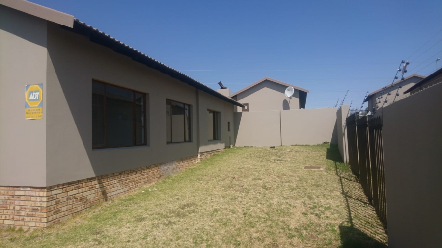 To Let 3 Bedroom Property for Rent in Hillside Free State